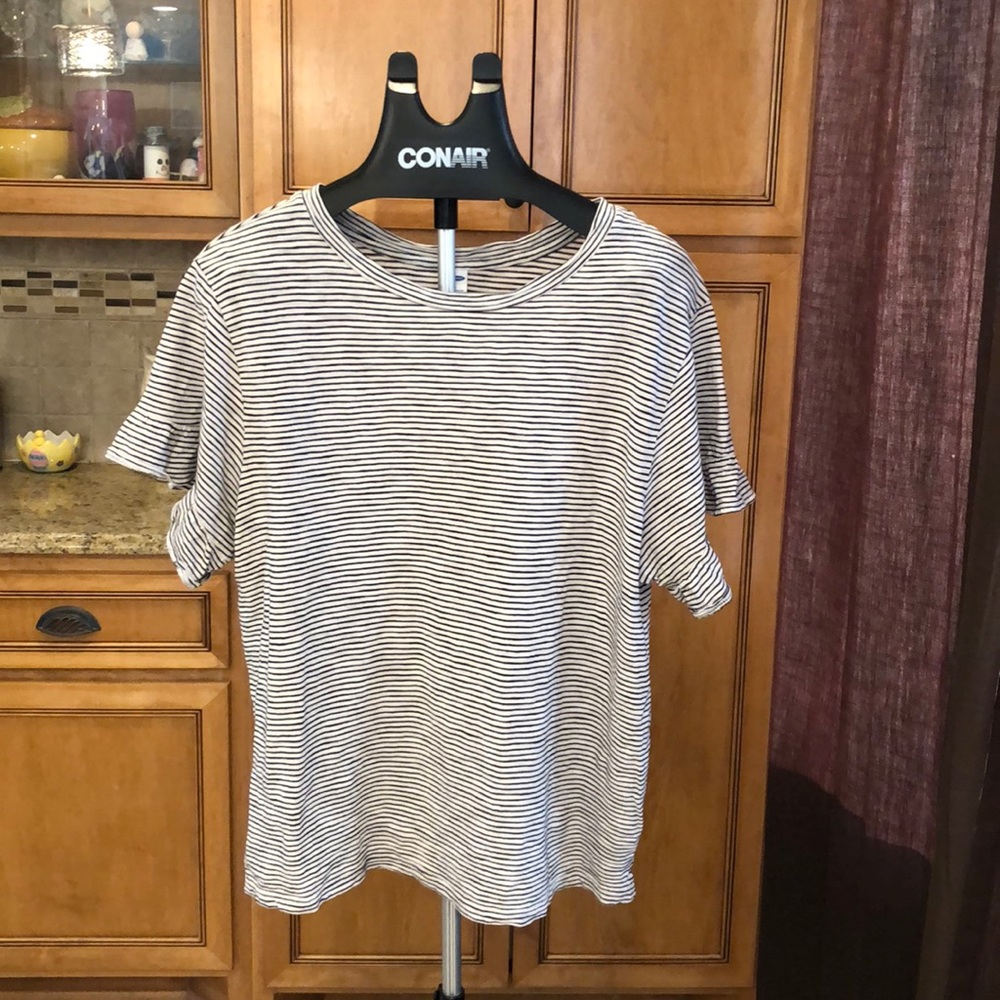 Cute spring top with ruffle sleeve detail
